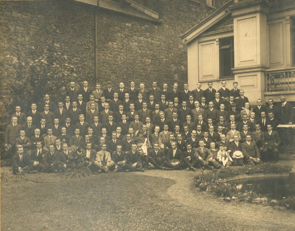 BMH P 17 1 Group Photograph of Returned Internees 1917
